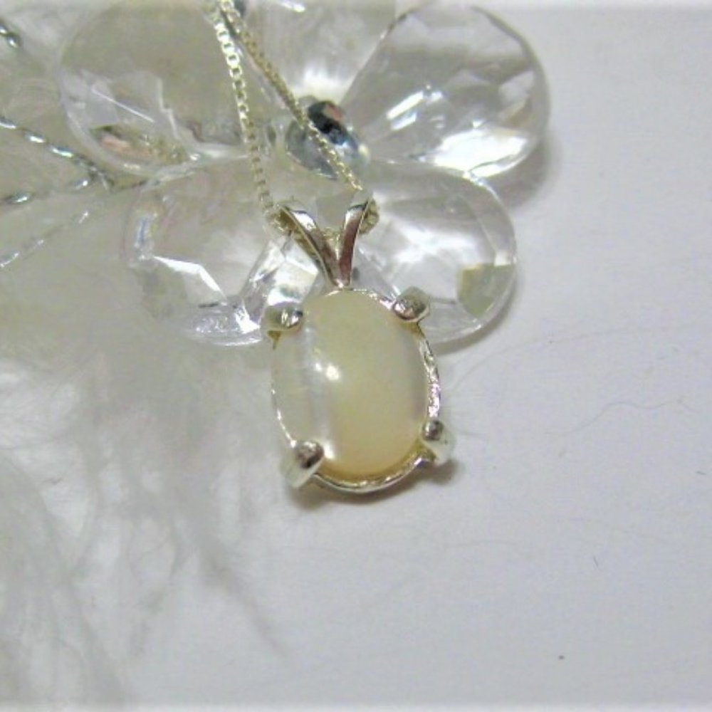 Mother of Pearl pendant necklace